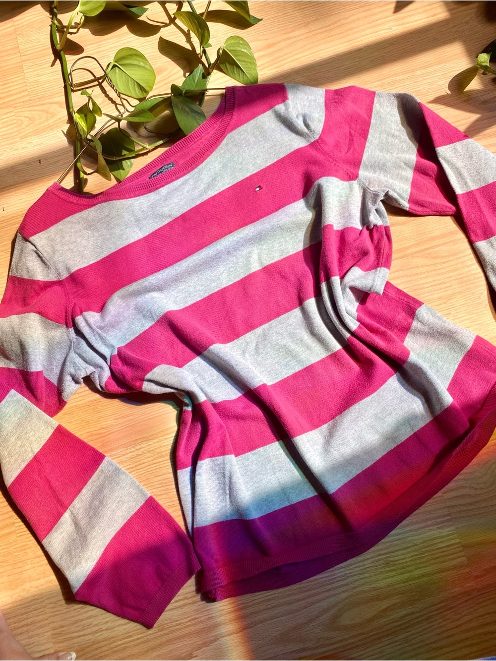🩷🩶 Tommy Hilfiger Pink & Gray Striped Crewneck Sweater Stripes Collegiate Preppy